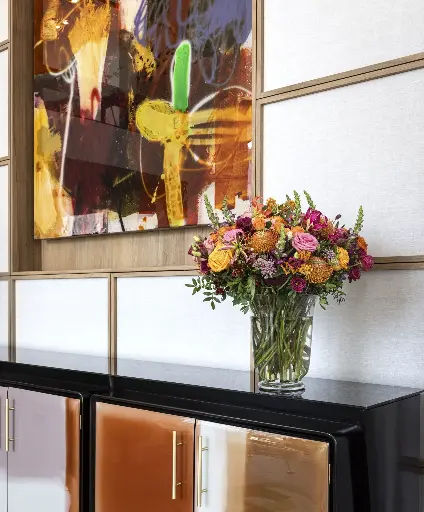Seasonal-Signature-Bouquet-Lifestyle1.webp